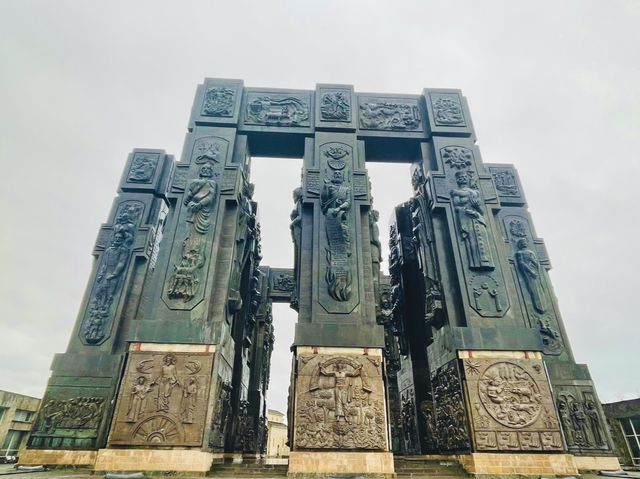 【ジョージア🇬🇪/黒く巨大なモニュメント『ジョージアのクロニクル 』】
