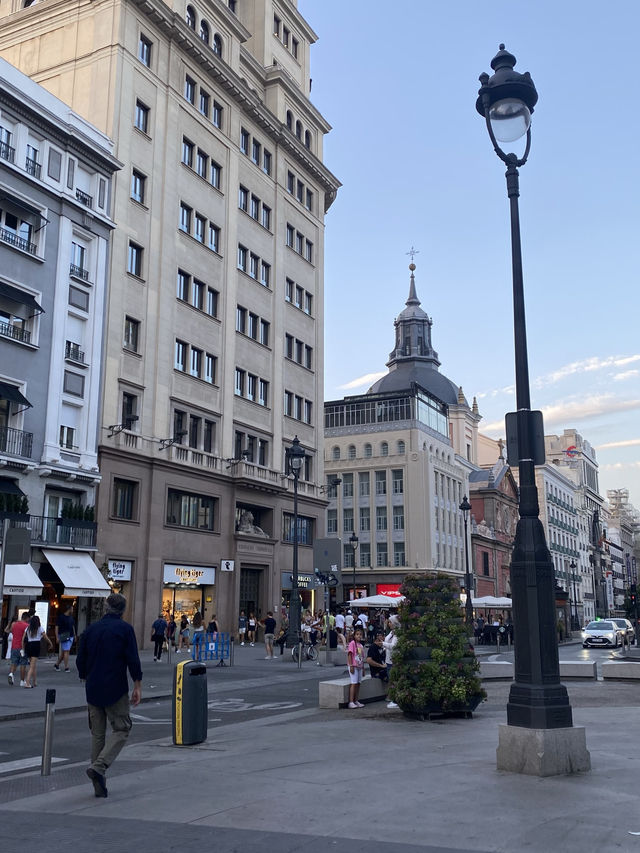 The vibe of Madrid in a couple of pictures. 