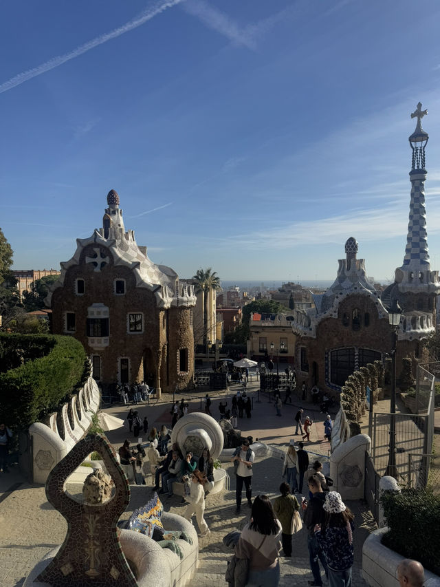 Exploring the colorful wonder of Park Güell 🎨🌿✨