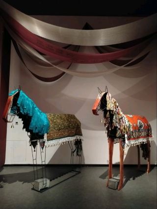 ウルムチのウルムチ博物館で開催中の「金馬展」。