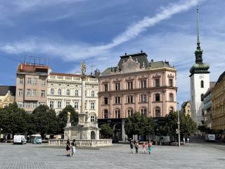 Брно (чеш. Brno, нем. Brünn) находится на юго-востоке Чешской Республики, в историческом регионе Моравия, является столицей Южноморавского края, нас.