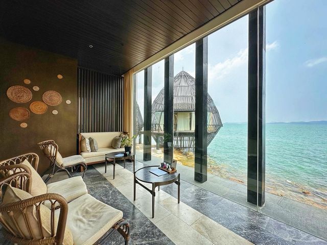 The Ritz-Carlton in Langkawi not only has amazing rainforest breakfast, but also fantastic sea SPA.