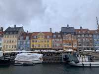 有五顏六色房子的哥本哈根新港