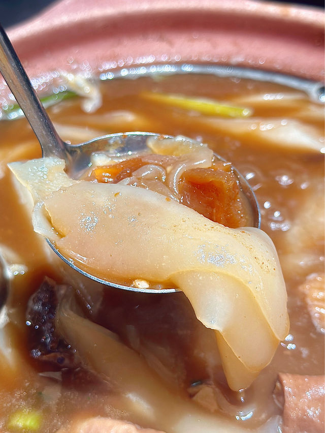 同朋友聚餐，就愛牛腩牛雜煲的煙火氣！