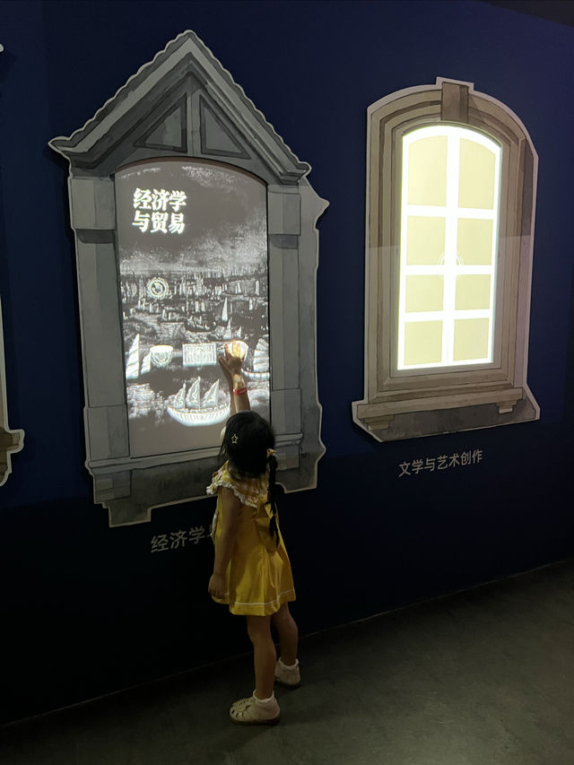 夏天躲進上圖東館看書逛展環遊世界