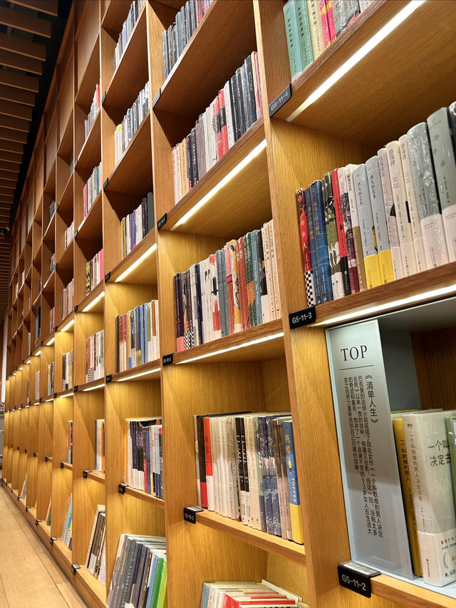 上海的這座空間書店一定要來打卡！！美爆了～超震撼DER～