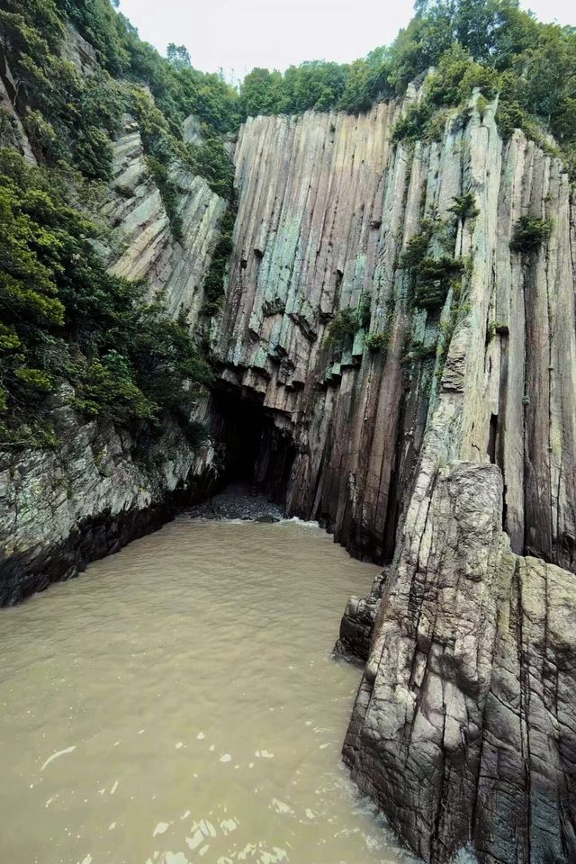 之前見到過韓國濟州島的柱狀節理帶，沒有中國象山的壯觀！