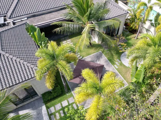 ที่พักลู่หยุนจู ในเมืองเล็กๆ ชิงสุ่ยวาน ลู่เฉิง หลานวาน ไห่หนาน รองรับผู้เข้าพักได้สูงสุด 8 ผู้ใหญ่ และ 3 เด็ก ห้องที่ 1: เตียงขนาด 1.8 x 2 เมตร ห้องที่ 2: เตียงขนาด 1.8 x 2 เมตร