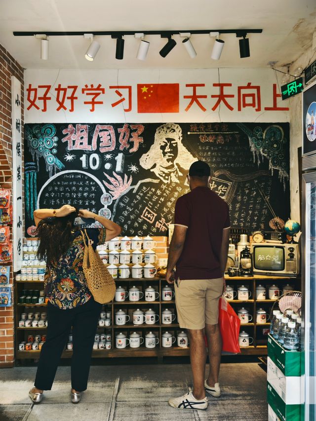 漫步在上海里弄的悠閒時光。