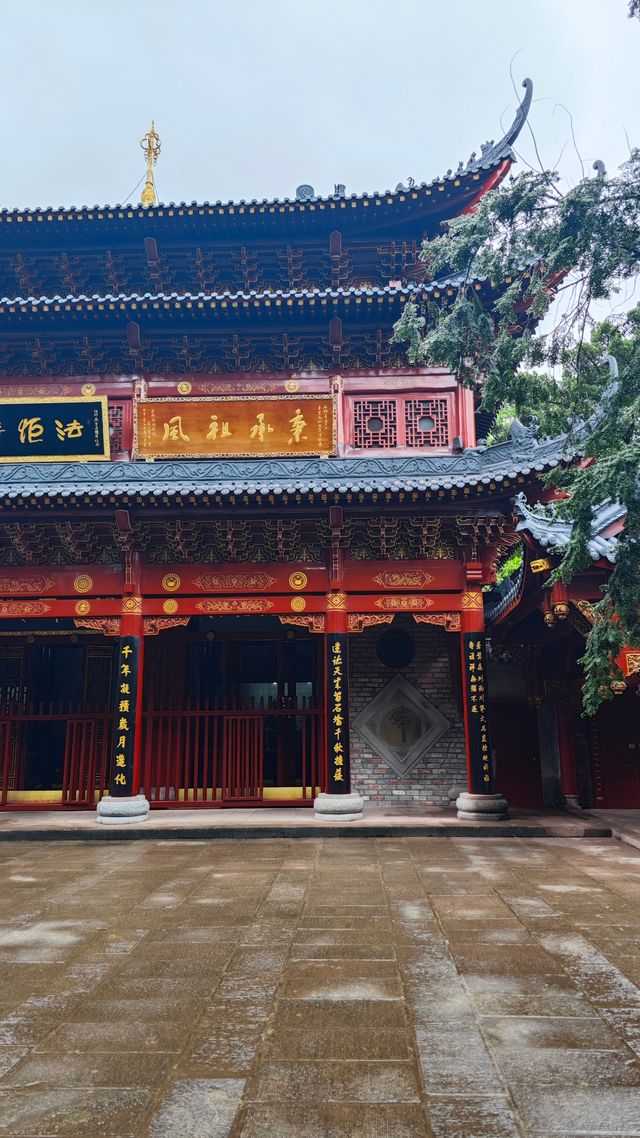成都人最多、香火最旺的寺廟「石經寺」。