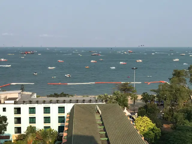 Pattaya | Bayview Hotel: Enjoy the sea view and delicious food.
