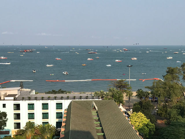 芭堤雅｜灣景酒店 看海景享美食。