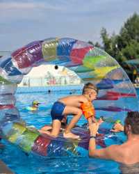 哈薩克斯坦奇姆肯特水上樂園：炎炎夏日中的清涼勝地