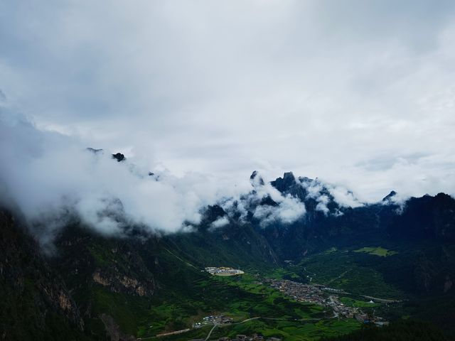 人間仙境扎尕那，雲霧繚繞，藏地風情