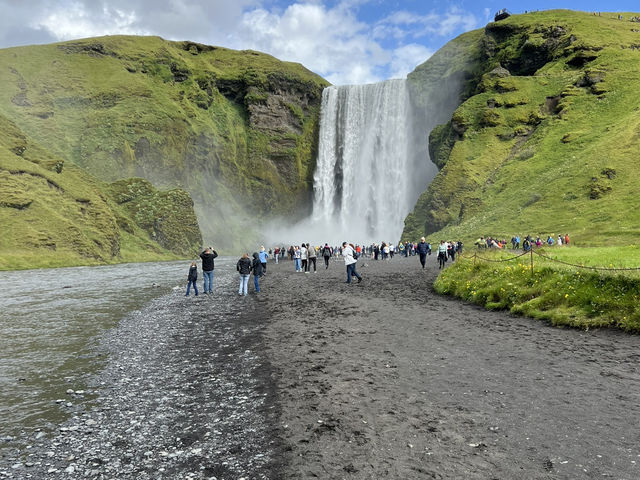Waterfalls, Craters, and The Blue Lagoon: Six Must-See Spots in Iceland 🇮🇸 🌋 