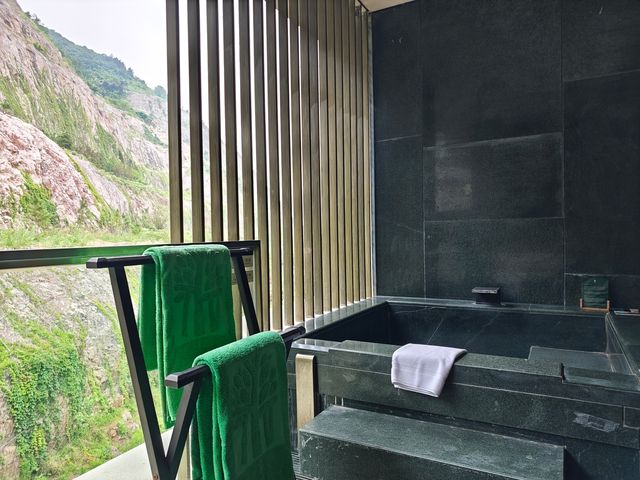 睡進懸崖礦谷，泡在雲端溫泉