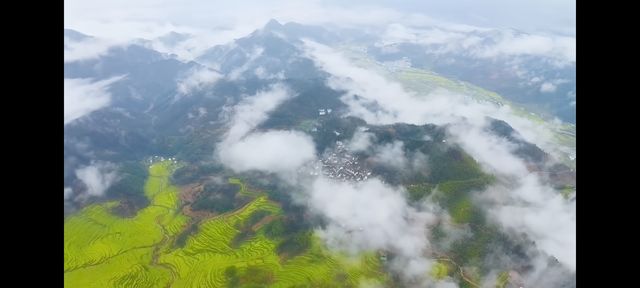 邂逅篁嶺，赴一場夢幻的田園之約   踏入篁嶺，彷彿穿越時空，走進了一幅被歲月珍藏的江南畫卷。連綿的山