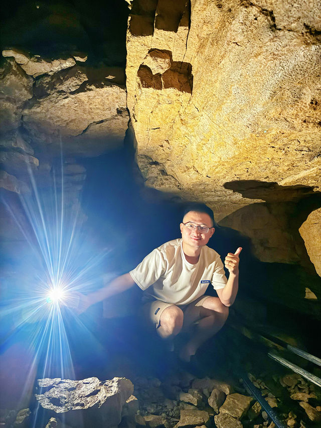 森林露營懸崖日落徒步摘果子溪流探溶洞