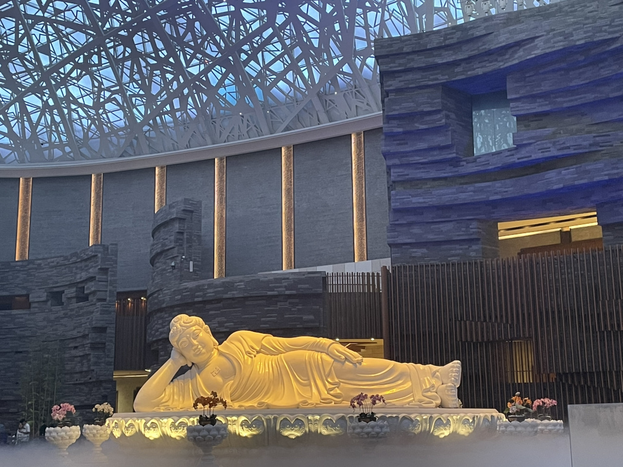 花半天時間沉浸在南京牛首山那超現實的氛圍中——這裡是風景絕美、歷史迷必訪的隱藏寶地。🏞️ 漫步於翠綠山丘和古老建築，感受截然不同的震撼！

千萬別錯過佛頂寺——令人驚嘆，雕刻精美，還有寧靜的角落讓你靜心冥想。無論是拍照還是在巨樹下放鬆，這裡都是充電和感受古老能量的絕佳去處。

額外資訊：牛首山開放時間為上午8:00至下午5:30。地址：南京江寧區牛首山大道88號。門票可輕鬆在trip.com購買。相信我，這是想要傳奇美景和無盡好心情的必訪之地！