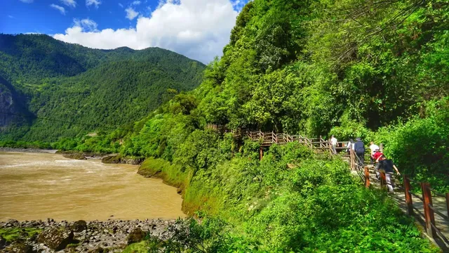 丙中落神秘霧裡村
