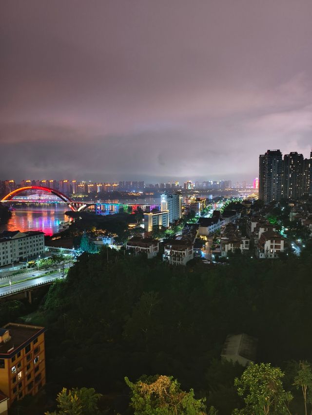 在版納雨林裡住進了現實版《飛屋環遊記》！