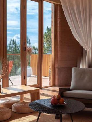 Go to a windy place and stay at Shaxi Xilin Garden.
