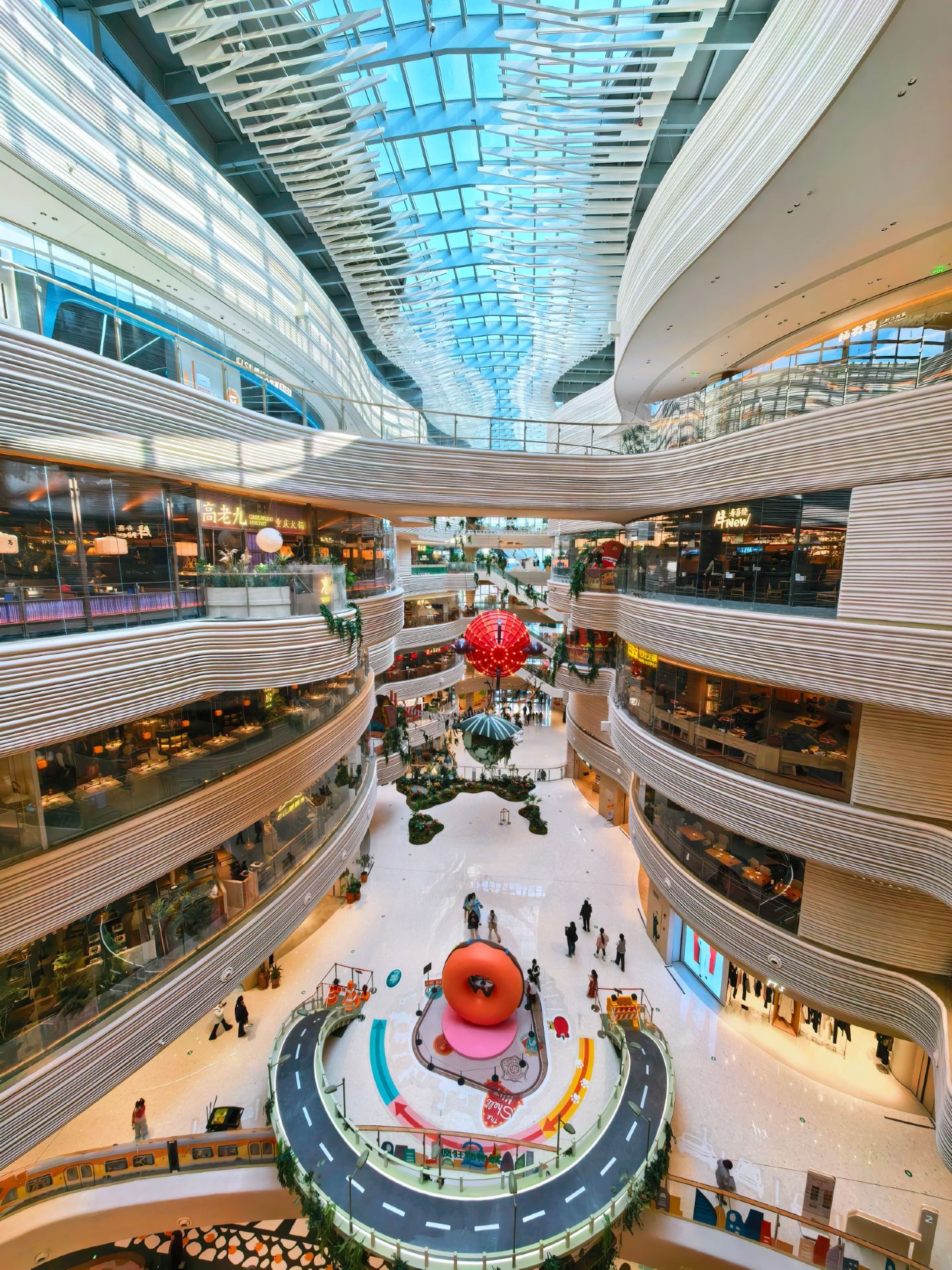 📍MEGA Hongqiao Qianwan Impression City baru saja dibuka dan langsung penuh pengunjung,  
berjalan-jalan, makan, dan bermain dalam satu tempat untuk menikmati waktu santai, mal baru memang asyik untuk dijelajahi!!

🍜 Untuk makanan, netizen sangat merekomendasikan Bao Yue Lou di L5, cita rasa Kanton yang sangat otentik, dim sum "Empat Raja Besar" benar-benar terkenal, sosis nasi merah udang emas renyah di luar dan lembut di dalam, burung merpati muda dengan kulit renyah dan daging berair, suasana klasik Kanton yang vintage sangat cocok untuk foto.

Hotpot Shan Huan Huan di lantai B1 juga sangat digemari, kuah asam dan kuah merah yang bisa dipilih sesuai selera, daging sapi yang empuk dan meresap dalam 9 detik, bola udang besar dengan daging udang yang terlihat jelas, dapur terbuka membuat makan jadi lebih nyaman.

Jangan lewatkan camilan hangat di Shiji Gluglu Scone dan Pisang Leleh, satu gigitan hangat sangat menyembuhkan.

🎡 Rekomendasi hiburan BIGX Super Sports Playground, toko pertama di Shanghai dengan seluncuran udara tinggi dan zipline ganda yang seru dan menyenangkan, keluarga dengan anak dan anak muda sama-sama suka berkunjung.

Bioskop Huan Ying dengan studio IMAX laser memberikan pengalaman menonton yang maksimal, sebagai yang pertama di Minhang, setelah menonton film kamu juga bisa mengunjungi pameran bertema Zootopia 2, instalasi Judy si kelinci dan Nick si rubah sangat bagus untuk foto, pameran berlangsung hingga Maret.

🌿 Area mal seperti Valley of Light dan Man Space sangat fotogenik,  
suasana keseluruhan santai dan nyaman, cocok untuk kencan dengan sahabat maupun perjalanan keluarga, berjalan-jalan dan makan seharian sama sekali tidak membosankan.