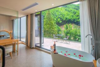 Stay here when climbing Huangshan! A fairyland guesthouse overlooking a sea of bamboo with free shuttle service!