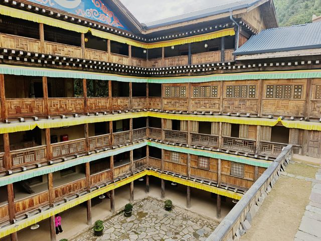 卓克基土司官寨位於馬爾康市，是一座具有濃厚藏族特色的建築。這裡曾是卓克基土司的官邸，也是中國工農紅軍