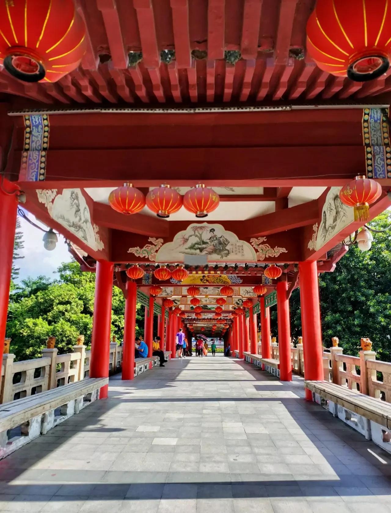 龍崗生態旅遊區（龍崗公園）｜漢陰城北觀景勝地，俯瞰月河川道全景   龍崗生態旅遊區坐落於安康漢陰縣城