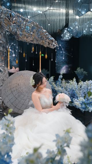 สวมผ้าคลุมหน้าสีขาวและก้าวลงสู่สถานที่จัดงานแต่งงานริมทะเลสีฟ้า—ช่วงเวลาโรแมนติกที่ยากจะลืมเลือน
