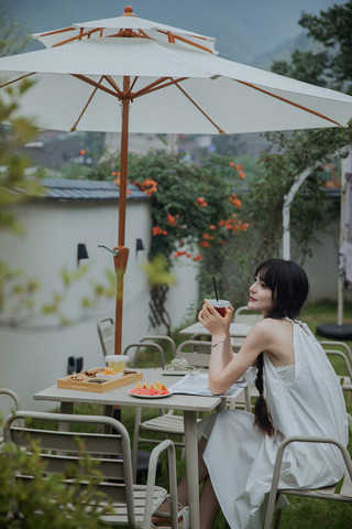 Stay in the mountains, lounge by the starry sky pool
