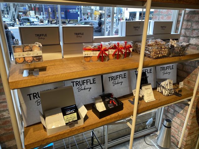 東京・広尾。賞味期限は5時間、生搾りクリームパンが気になる『Truffle BAKERY 広尾店』