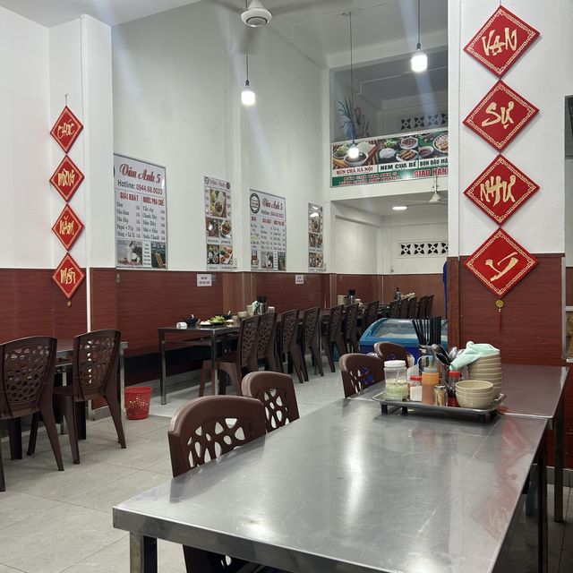 在胡志明市吃到道地的河內烤肉榨粉