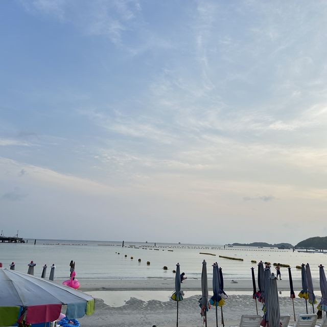 เที่ยวทะเลสวยๆ หาดตาแหวน เกาะล้าน