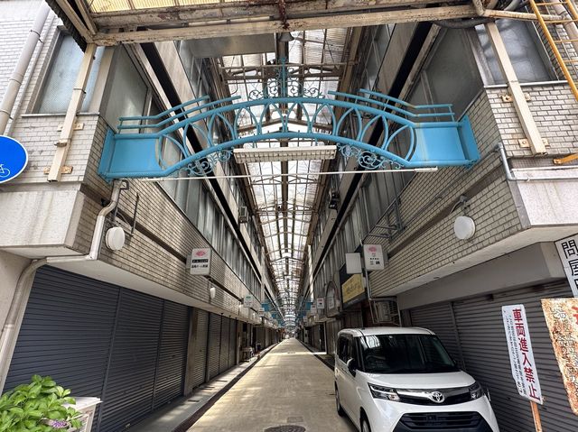 岐阜駅前。『問屋町ウォールアート』と駅前アーケードの問屋街