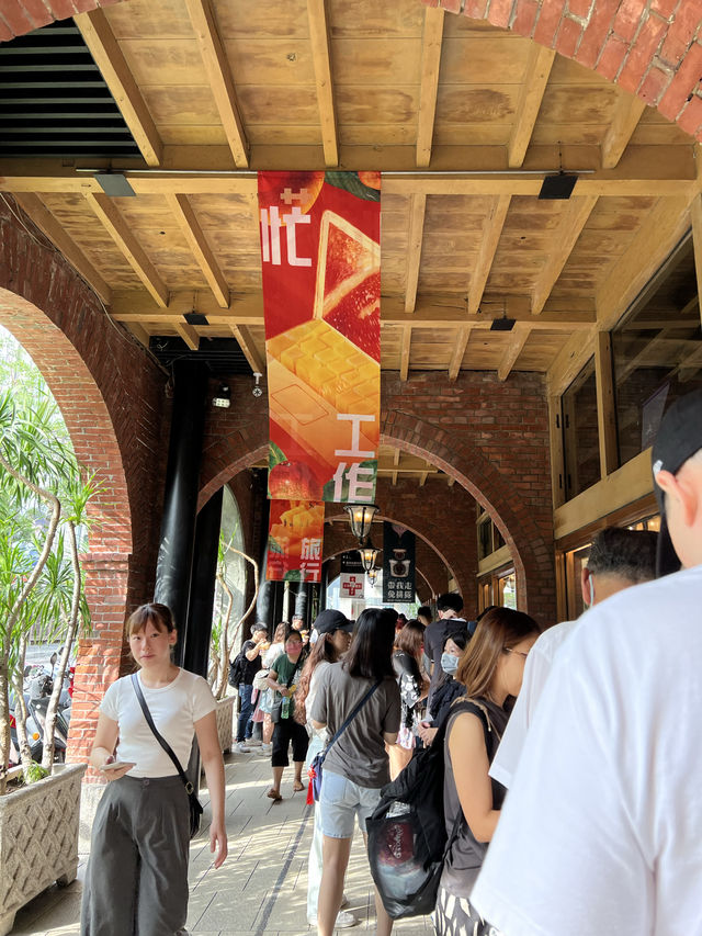 宮原眼科真的不是蓋的！吃冰淇淋的！敲豪吃！！！