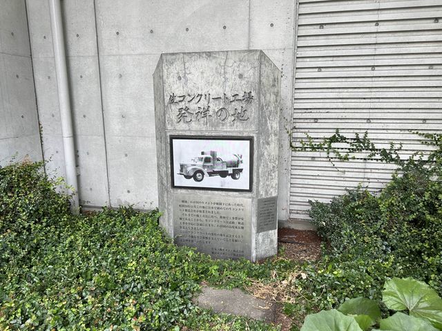 東京・押上。スカイツリーを見上げる『北十間川』と『墨田区おしなり公園』 