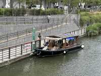 東京・押上。スカイツリーを見上げる『北十間川』と『墨田区おしなり公園』 