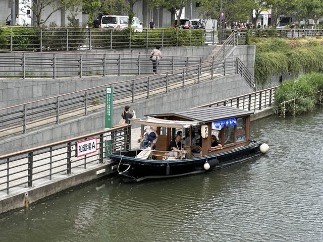 東京・押上。スカイツリーを見上げる『北十間川』と『墨田区おしなり公園』 