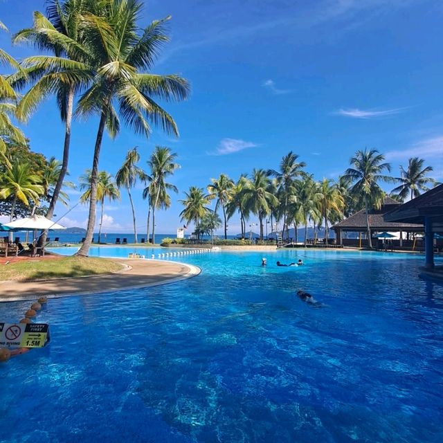 BREAKFAST BY THE POOL AND SEA
