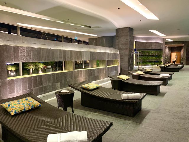 ベトナム　ベトナム観光　JW Marriott Hotel Hanoiの poolはcool！
