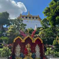 กราบสักการะวัดสระเกศราชวรวิหาร (วัดภูเขาทอง)