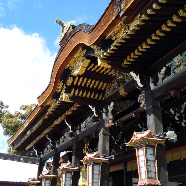 京都 北野天満宮の『なで牛』に雪が積もっていた。