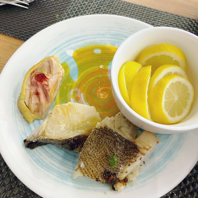 滿座！一百多依客人， 人聲鼎沸！食物豐富 ！