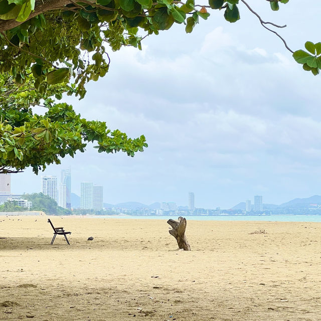 นั่งชิวยามเช้าริมหาดนาจอมเทียน#พัทยา🌿🌊🏖️