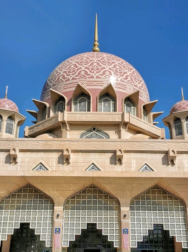 The unique architectural of the ‘Pink Mosque’