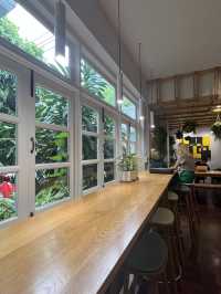 Yellow Lane คาเฟ่ในสวนใจกลางอารีย์ 