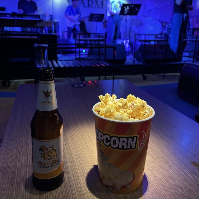 라이브뮤직을 들을 수 있는 웜 업 카페