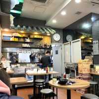 🇭🇰 馳名豬排酸辣米線係咪名過其實？🐷🍜